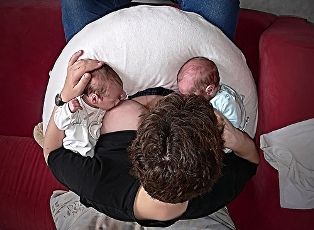 breastfeeding twins, twins breastfeeding