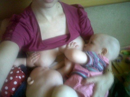 breastfeeding twin babies