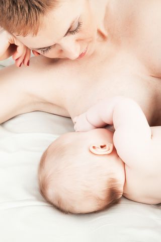 lying down while breastfeeding, lying down breastfeeding position