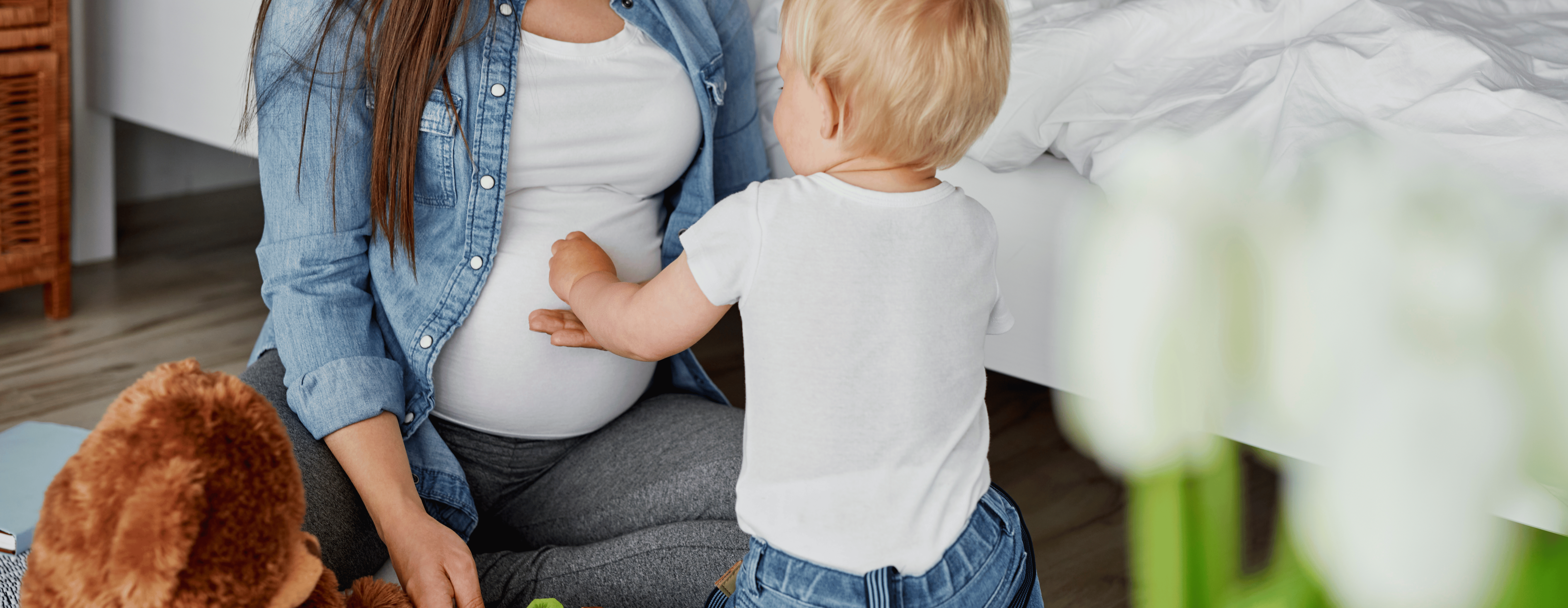 pregnant mom, breastfeeding while pregnant