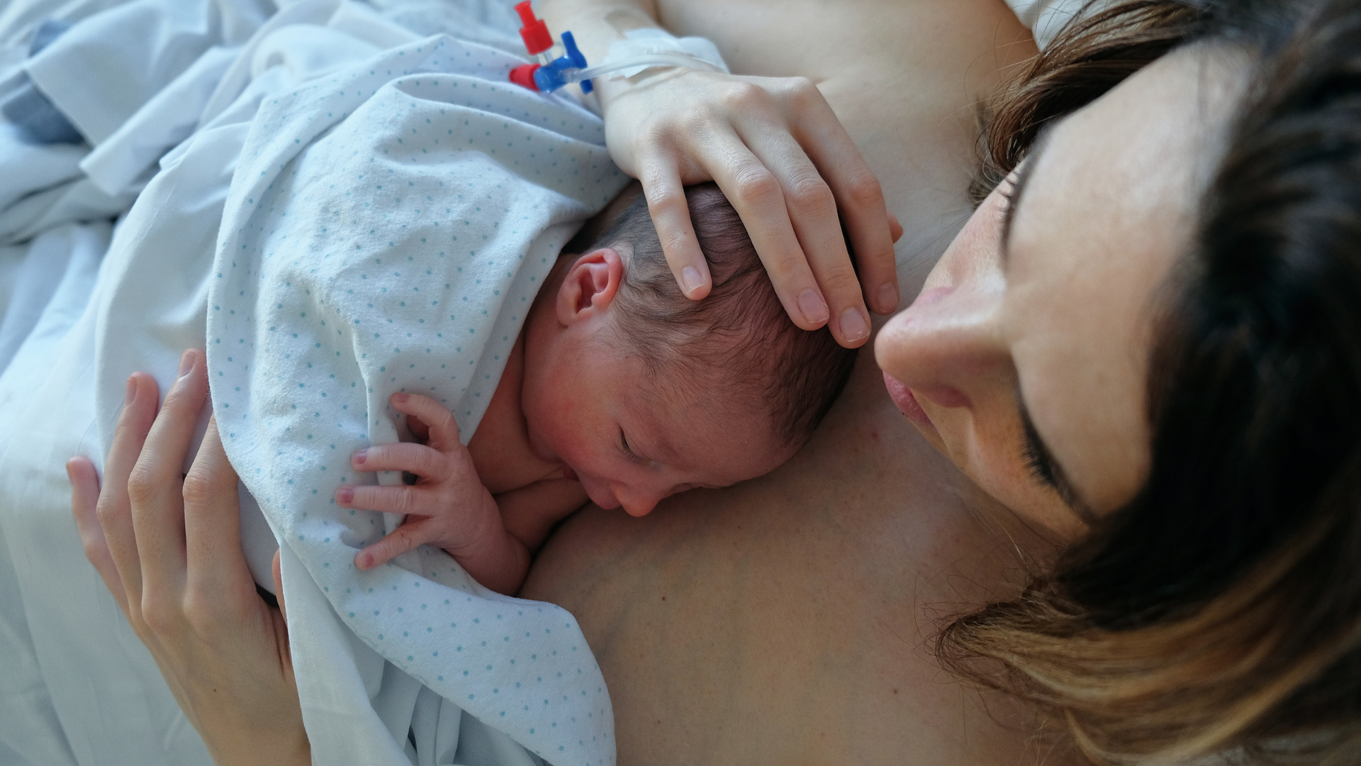 skin-to-skin contact, breastfeeding in hospital, baby and mom skin to skin