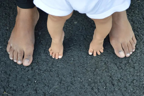 baby feet, mommy feet
