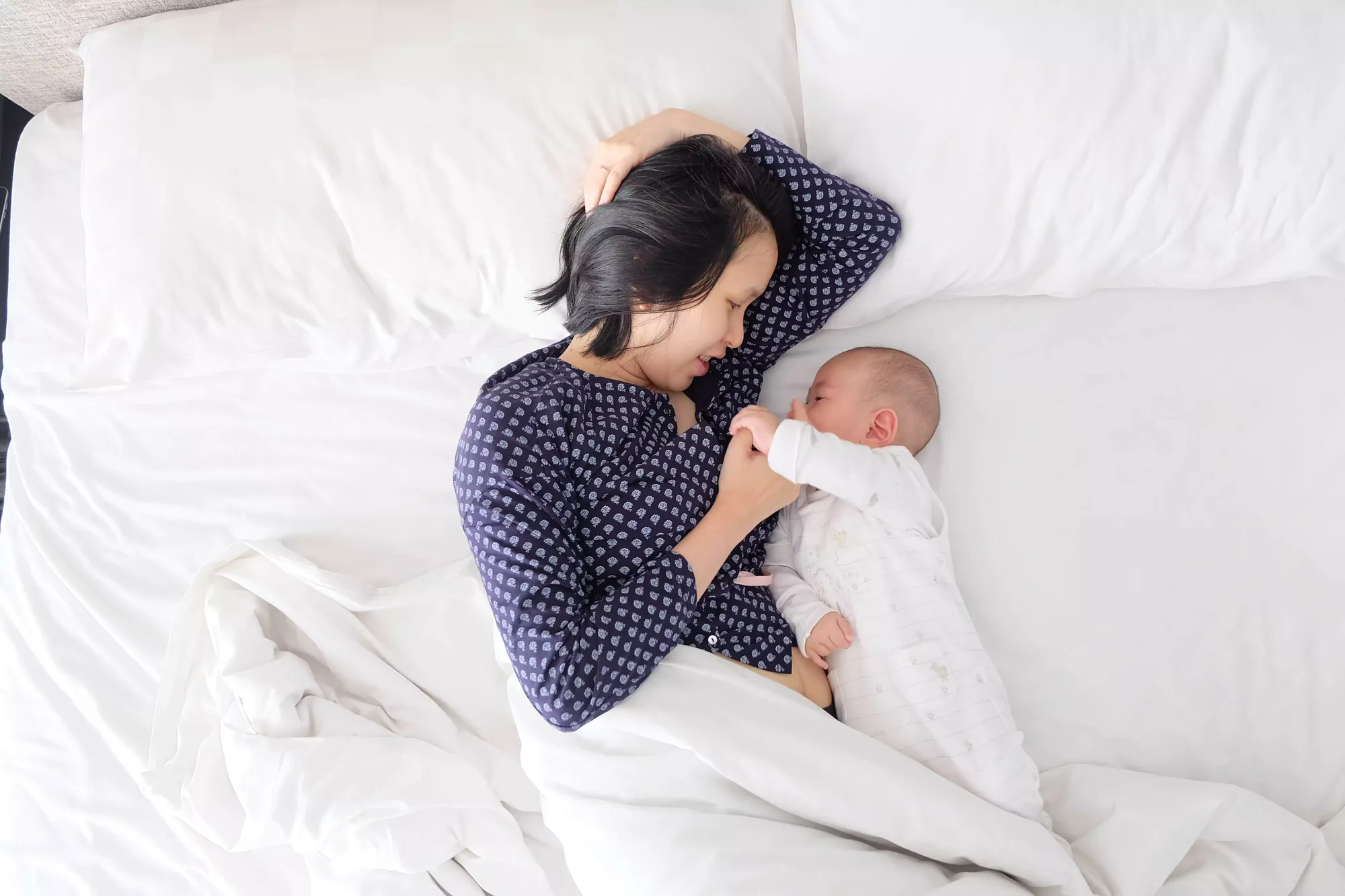 mom co-sleeping with baby